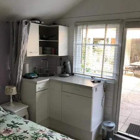 Romantisch Tiny Gardenhouse In Beautiful Garden *