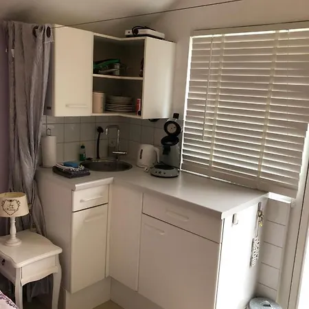 Romantisch Tiny Gardenhouse In Beautiful Garden Chalet Zandvoort