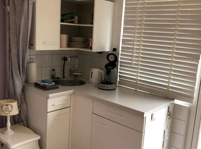 Romantisch Tiny Gardenhouse In Beautiful Garden 샬레 잔드보르트